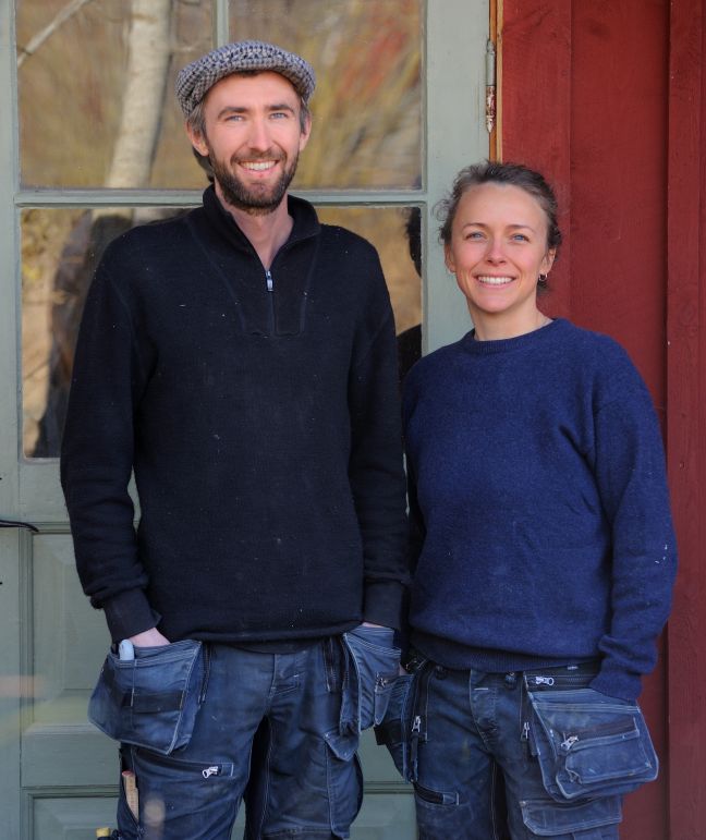 Jens och Lina från Väfjällets bygghantverk.
